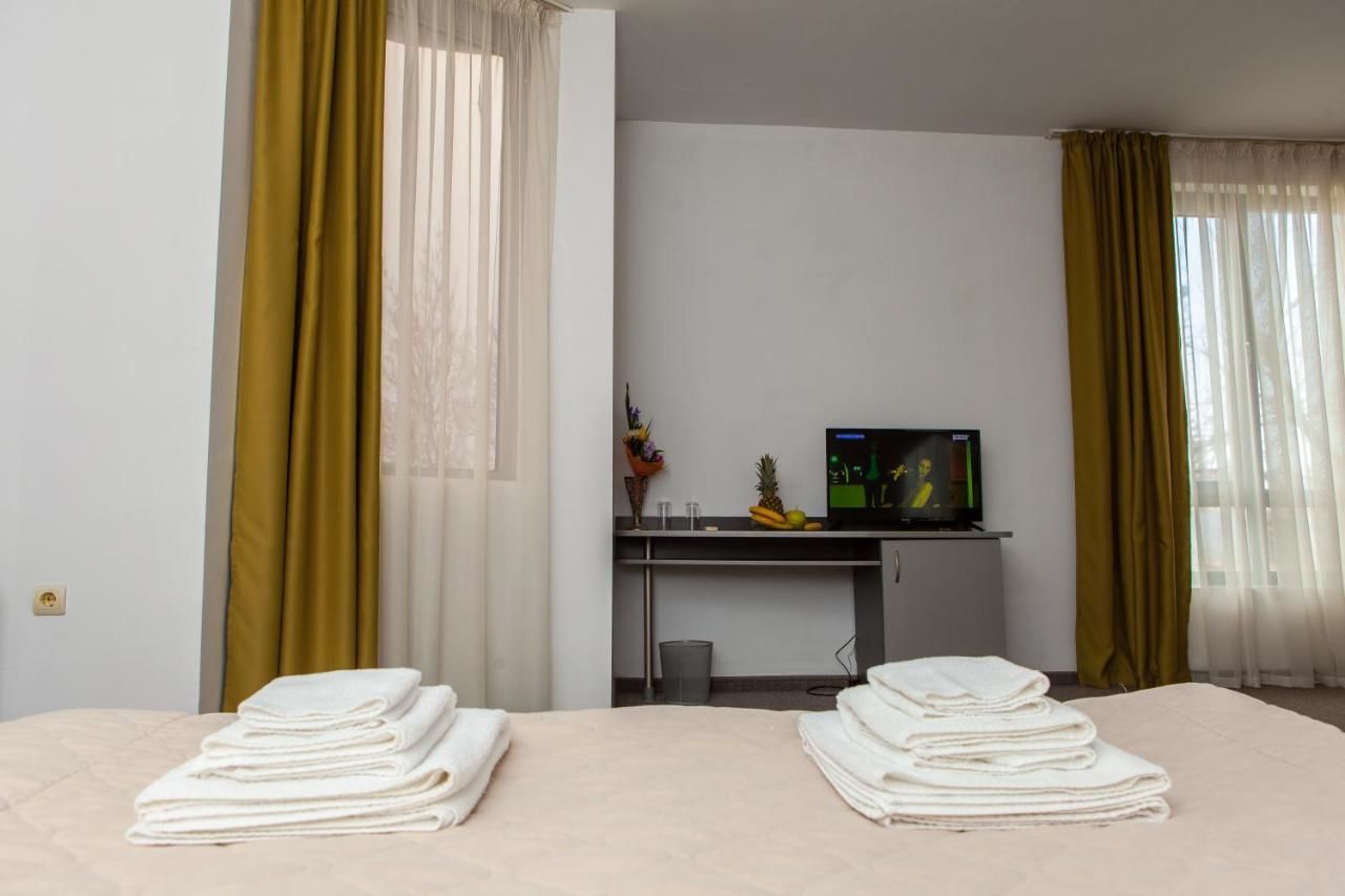 Отель Hotel Opera Plaza former City Mark hotel Варна