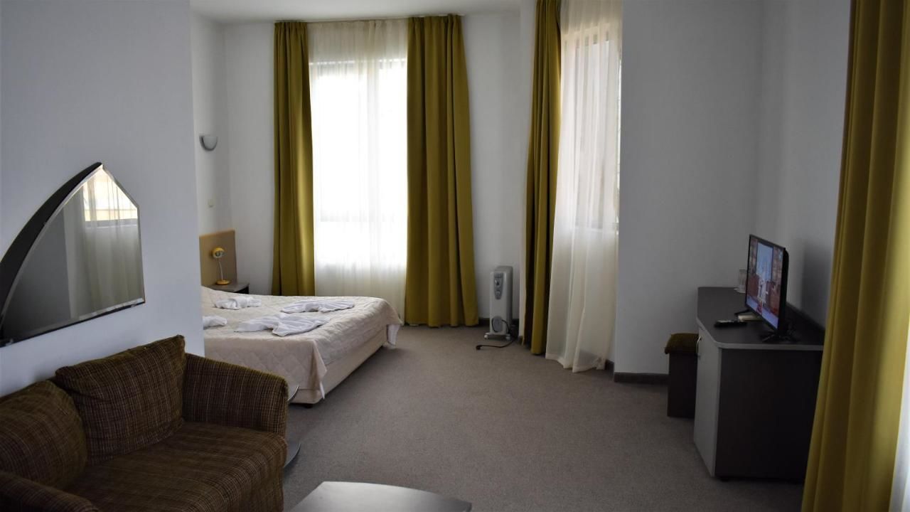 Отель Hotel Opera Plaza former City Mark hotel Варна
