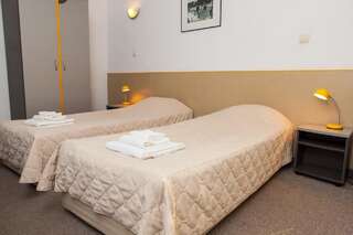 Отель Hotel Opera Plaza former City Mark hotel Варна Двухместный номер с 1 кроватью или 2 отдельными кроватями и собственной ванной комнатой-2