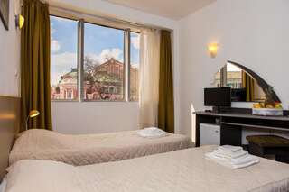 Отель Hotel Opera Plaza former City Mark hotel Варна Двухместный номер с 1 кроватью или 2 отдельными кроватями и собственной ванной комнатой-5