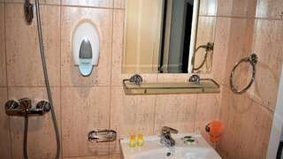 Отель Hotel Opera Plaza former City Mark hotel Варна Двухместный номер с 1 кроватью или 2 отдельными кроватями и собственной ванной комнатой-8